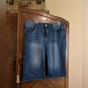Bandolino Women's Jean Shorts size 14 Bermuda style Riley